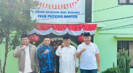 FOTO BERSAMA-Intelektual muda Nahdlatul Ulama (NU), KH. Makmun Sukron (Batik Biru) foto bersama Ulama & Tokoh, usai acara. (Foto Ist).