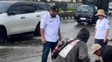 Saluran Tersumbat Sampah, Bupati Karo Imbau Warga Jangan Buang Sampah di Drainase