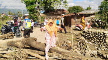Bencana Banjir Putuskan Jalur Vital, Polri dan TNI Bersinergi Layani Masyarakat