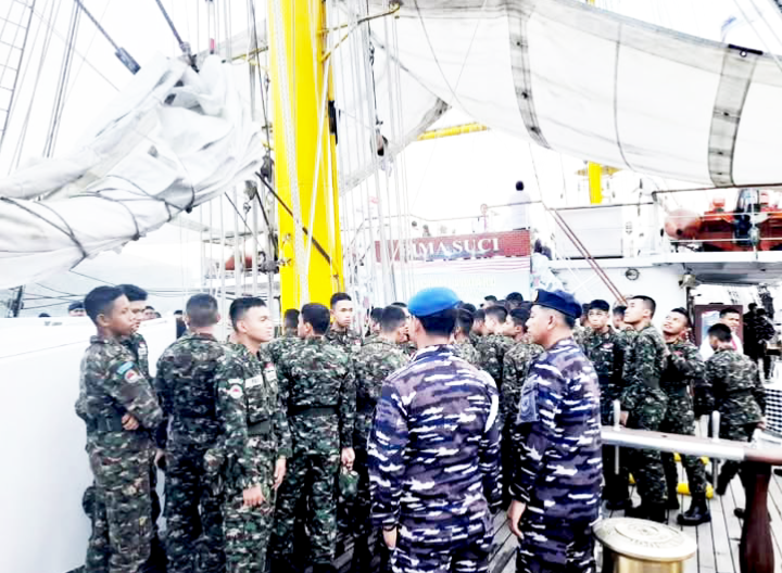 ‎Para crew KRI Bima Suci Serta Puluhan siswa-siswi SMA Taruna Nusantara Kampus Langowan saat berada diatas Dek Kapal (Ft.ist)