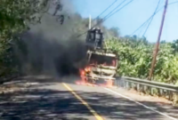 ‎Truk tronton bermuatan alat berat jenis Bomag hangus terbakar di ruas Jalan Trans Desa Marinsouw, Kecamatan Likupang Timur. (Dok. Istimewa)