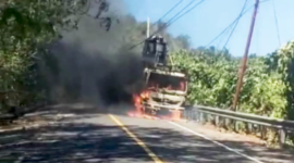 ‎Truk tronton bermuatan alat berat jenis Bomag hangus terbakar di ruas Jalan Trans Desa Marinsouw, Kecamatan Likupang Timur. (Dok. Istimewa)
