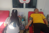 Kapolres Bitung AKBP Arie Sulistyo Nugroho, S.I.K., M.H., saat melakukan Donor darah. (Dok. Istimewa)
‎