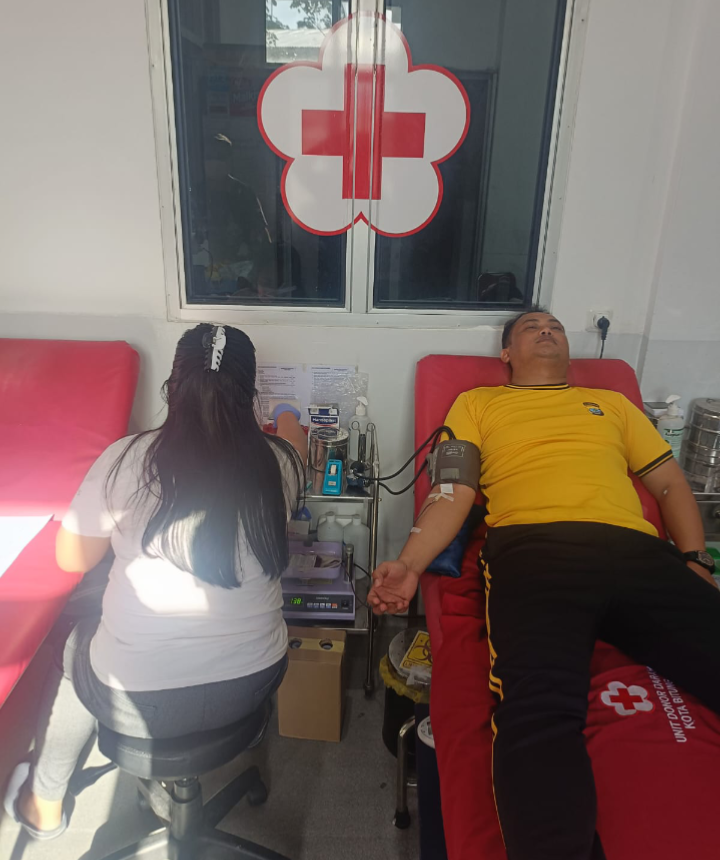 Kapolres Bitung AKBP Arie Sulistyo Nugroho, S.I.K., M.H., saat melakukan Donor darah. (Dok. Istimewa)
‎