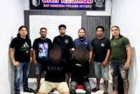 
‎​Kasat Reskrim Polres Bitung AKP Ahmad Anugrah Ari Pratama, S.Tr.K., S.I.K., M.H., (tengah), dan Tim. (Dok. Istimewa)