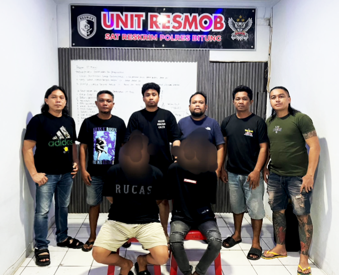 
‎​Kasat Reskrim Polres Bitung AKP Ahmad Anugrah Ari Pratama, S.Tr.K., S.I.K., M.H., (tengah), dan Tim. (Dok. Istimewa)