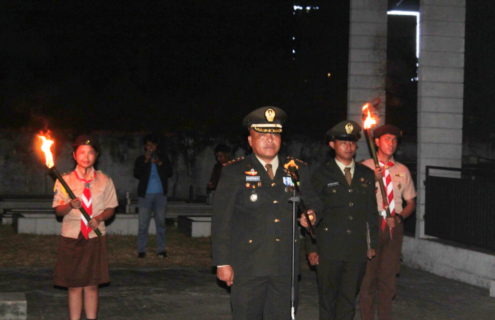Komandan Kodim 1310/Bitung, Letnan Kolonel Inf Dewa Made DJ, saat Memimpin Upacara Apel Kehormatan dan Renungan Suci. (Dok. Istimewa)
‎