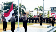 Pengibaran Sangsaka Merah Putih, Oleh Personel Polres Bitung. (Dok. Istimewa)
