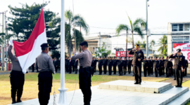 ‎Pengibaran Sangsaka Merah Putih, Oleh Personel Polres Bitung. (Dok. Istimewa)
