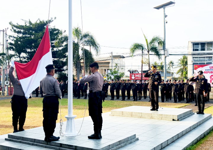 ‎Pengibaran Sangsaka Merah Putih, Oleh Personel Polres Bitung. (Dok. Istimewa)
