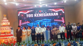 ‎Kapolres Bitung, AKBP Arie Sulistyo Nugroho, S.H., S.I.K., M.H., berada di atas panggung utama saat Walikota Hengky Honandar S.E., Akan Menyalakan Lilin HUT Ke-81 Republik Indonesia dimalam Toast Kenegaraan. (Ft. talia)