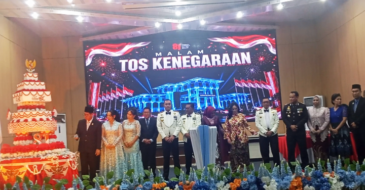 ‎Kapolres Bitung, AKBP Arie Sulistyo Nugroho, S.H., S.I.K., M.H., berada di atas panggung utama saat Walikota Hengky Honandar S.E., Akan Menyalakan Lilin HUT Ke-81 Republik Indonesia dimalam Toast Kenegaraan. (Ft. talia)