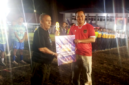 ‎Kapolres Bitung, AKBP Arie Sulistyo Nugroho, S.I.K., M.H., Saat menyerahkan Hadiah Kepada Pelatih Tim Penang Turnamen Mini Soccer Kodaeral VIII Cup 2026 (Ft. talia)