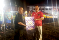 ‎Kapolres Bitung, AKBP Arie Sulistyo Nugroho, S.I.K., M.H., Saat menyerahkan Hadiah Kepada Pelatih Tim Penang Turnamen Mini Soccer Kodaeral VIII Cup 2026 (Ft. talia)
