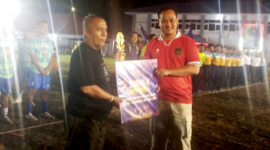 ‎Kapolres Bitung, AKBP Arie Sulistyo Nugroho, S.I.K., M.H., Saat menyerahkan Hadiah Kepada Pelatih Tim Penang Turnamen Mini Soccer Kodaeral VIII Cup 2026 (Ft. talia)