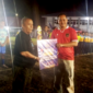 ‎Kapolres Bitung, AKBP Arie Sulistyo Nugroho, S.I.K., M.H., Saat menyerahkan Hadiah Kepada Pelatih Tim Penang Turnamen Mini Soccer Kodaeral VIII Cup 2026 (Ft. talia)