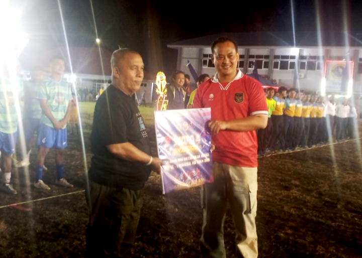 ‎Kapolres Bitung, AKBP Arie Sulistyo Nugroho, S.I.K., M.H., Saat menyerahkan Hadiah Kepada Pelatih Tim Penang Turnamen Mini Soccer Kodaeral VIII Cup 2026 (Ft. talia)