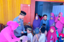 ‎Kapolres Bitung AKBP Arie Sulistyo Nugroho, S.I.K., M.H., bersama Ketua Bhayangkari Polres Bitung Ny. Hikma Arie, saat membagikan tali asih kepada anak Panti. (Dok. Istimewa)
