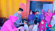 ‎Kapolres Bitung AKBP Arie Sulistyo Nugroho, S.I.K., M.H., bersama Ketua Bhayangkari Polres Bitung Ny. Hikma Arie, saat membagikan tali asih kepada anak Panti. (Dok. Istimewa)