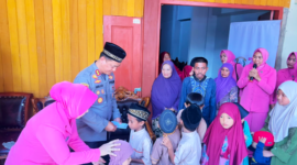 ‎Kapolres Bitung AKBP Arie Sulistyo Nugroho, S.I.K., M.H., bersama Ketua Bhayangkari Polres Bitung Ny. Hikma Arie, saat membagikan tali asih kepada anak Panti. (Dok. Istimewa)