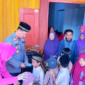 ‎Kapolres Bitung AKBP Arie Sulistyo Nugroho, S.I.K., M.H., bersama Ketua Bhayangkari Polres Bitung Ny. Hikma Arie, saat membagikan tali asih kepada anak Panti. (Dok. Istimewa)