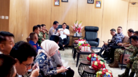 ‎Kapolres Bitung, Arie Sulistyo Nugroho, S.H., S.I.K., M.H., Saat memberikan penyampaian di Rapat Forum Komunikasi Pimpinan Daerah (Forkopimda) bersama Forum Lintas Sektoral. (Ft. talia)
‎