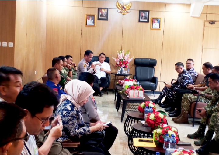 ‎Kapolres Bitung, Arie Sulistyo Nugroho, S.H., S.I.K., M.H., Saat memberikan penyampaian di Rapat Forum Komunikasi Pimpinan Daerah (Forkopimda) bersama Forum Lintas Sektoral. (Ft. talia)
‎