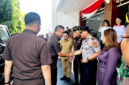 Kapolres Bitung AKBP Arie Sulistyo Nugroho, S.H., S.I.K., M.H., Saat berjabatan tangan dengan Kajati Sulut Jacob Hendrik Pattipeilohy, S.H., M.H., (Dok. Istimewa)