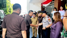 Kapolres Bitung AKBP Arie Sulistyo Nugroho, S.H., S.I.K., M.H., Saat berjabatan tangan dengan Kajati Sulut Jacob Hendrik Pattipeilohy, S.H., M.H., (Dok. Istimewa)