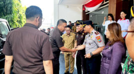 Kapolres Bitung AKBP Arie Sulistyo Nugroho, S.H., S.I.K., M.H., Saat berjabatan tangan dengan Kajati Sulut Jacob Hendrik Pattipeilohy, S.H., M.H., (Dok. Istimewa)