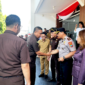 Kapolres Bitung AKBP Arie Sulistyo Nugroho, S.H., S.I.K., M.H., Saat berjabatan tangan dengan Kajati Sulut Jacob Hendrik Pattipeilohy, S.H., M.H., (Dok. Istimewa)