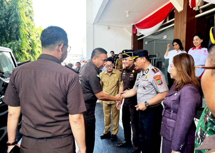Kapolres Bitung AKBP Arie Sulistyo Nugroho, S.H., S.I.K., M.H., Saat berjabatan tangan dengan Kajati Sulut Jacob Hendrik Pattipeilohy, S.H., M.H., (Dok. Istimewa)