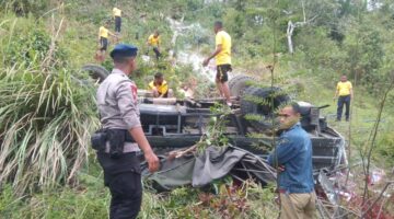 Quick Response Brimob Aceh Evakuasi Korban Kecelakaan Tunggal di Seukulen