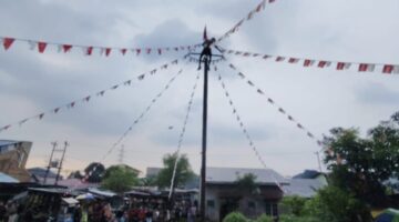 Keseruan Panjat Pinang HUT RI ke 81 di Gang Swadaya: Tawa Warga Pecah, Hadiah Rp 4,5 Juta Sumbangan Tokoh Pemuda Afrizal Fadli Nasution Sukses Digaet Peserta