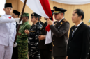 ‎Kejari Bitung Erwin Widihantono, S.H., M.H., Saat mencium Sang saka Merah Putih. (Dok. Istimewa).