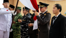Kejari Bitung Erwin Widihantono, S.H., M.H., Saat mencium Sang saka Merah Putih. (Dok. Istimewa).