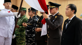 ‎Kejari Bitung Erwin Widihantono, S.H., M.H., Saat mencium Sang saka Merah Putih. (Dok. Istimewa).