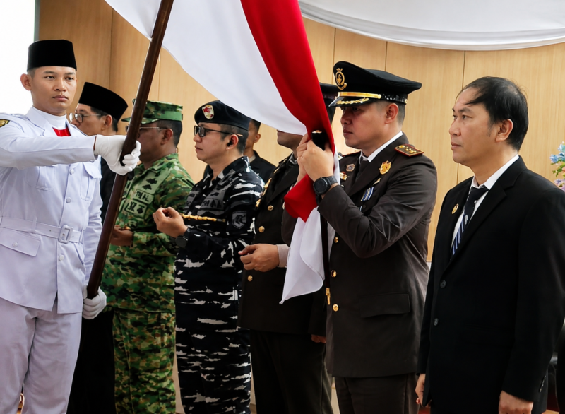 ‎Kejari Bitung Erwin Widihantono, S.H., M.H., Saat mencium Sang saka Merah Putih. (Dok. Istimewa).