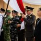 ‎Kejari Bitung Erwin Widihantono, S.H., M.H., Saat mencium Sang saka Merah Putih. (Dok. Istimewa).