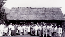 Keluarga di depan geraja bitung tahun 1930. (Dok. Istimewa)
