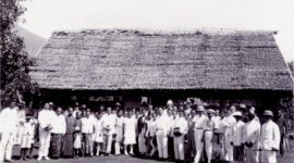 Keluarga di depan geraja bitung tahun 1930. (Dok. Istimewa)