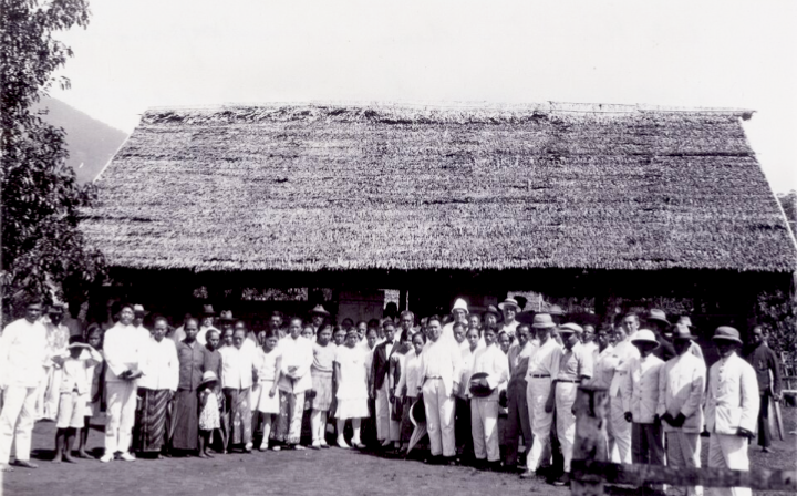 Keluarga di depan geraja bitung tahun 1930. (Dok. Istimewa)