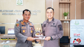 Senyuman manis Kapolres Bitung, AKBP Arie Sulistyo Nugroho, S.I.K., S.H., M.H., bersama Kajari Bitung, Erwin Widihantono, S.H., M.H., Di Hari Ulang TAHUN Kejari Bitung. (Dok. Istimewa)