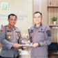 Senyuman manis Kapolres Bitung, AKBP Arie Sulistyo Nugroho, S.I.K., S.H., M.H., bersama Kajari Bitung, Erwin Widihantono, S.H., M.H., Di Hari Ulang TAHUN Kejari Bitung. (Dok. Istimewa)