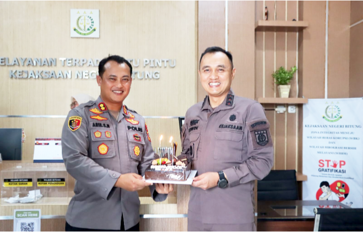 Senyuman manis Kapolres Bitung, AKBP Arie Sulistyo Nugroho, S.I.K., S.H., M.H., bersama Kajari Bitung, Erwin Widihantono, S.H., M.H., Di Hari Ulang TAHUN Kejari Bitung. (Dok. Istimewa)