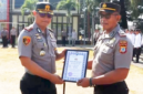 Kapolres Bitung, AKBP Arie Sulistyo Nugroho, S.I.K., M.H., Saat memberikan Penghargaan. (Dok. Istimewa)