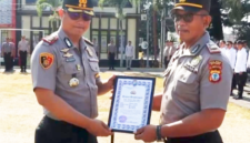 Kapolres Bitung, AKBP Arie Sulistyo Nugroho, S.I.K., M.H., Saat memberikan Penghargaan. (Dok. Istimewa)