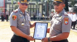 Kapolres Bitung, AKBP Arie Sulistyo Nugroho, S.I.K., M.H., Saat memberikan Penghargaan. (Dok. Istimewa)