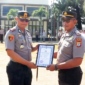 Kapolres Bitung, AKBP Arie Sulistyo Nugroho, S.I.K., M.H., Saat memberikan Penghargaan. (Dok. Istimewa)