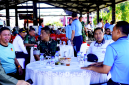 Wadan Kodaeral VIII Laksma TNI Tony Herdijanto, S.E., M.Sc. saat menghadiri kegiatan pembersihan Pasar Bersihati Manado. (Dok. Istimewa)
‎